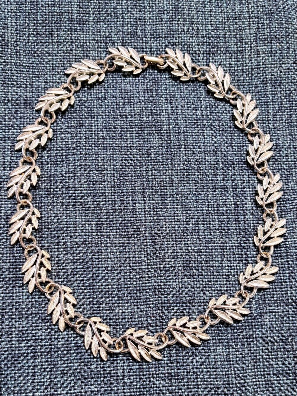 NAPIER SILVER TONE LEAF DESIGN VINTAGE LADIES NECKLACE CHOKER